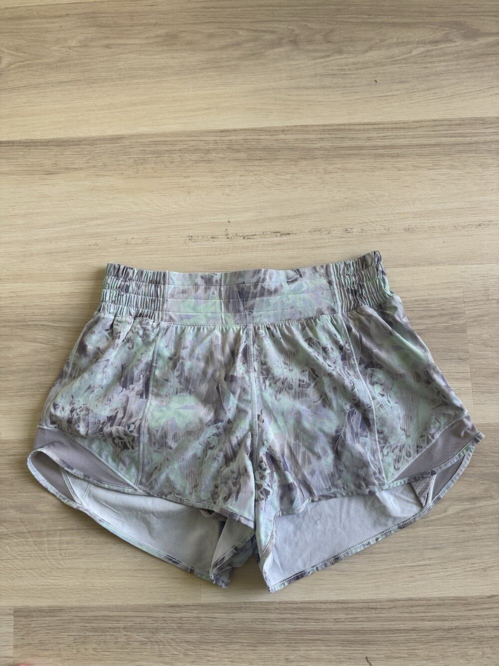 Lululemon Hotty Hot High-Rise Lined Shorts Plisse Bloom Multi Mauve Grey sz 6